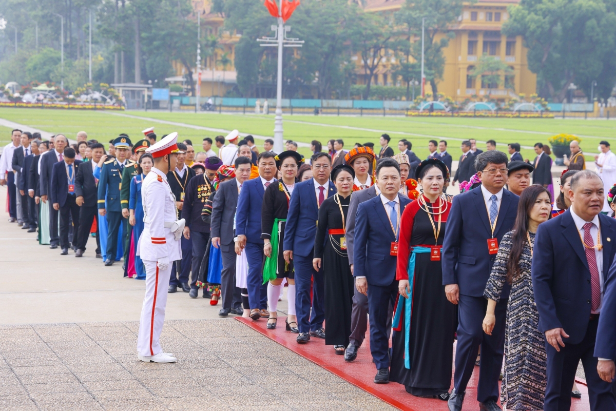 Doan dai bieu du Dai hoi xi cua mttq viet nam vao lang vieng chu tich ho chi minh hinh anh 6