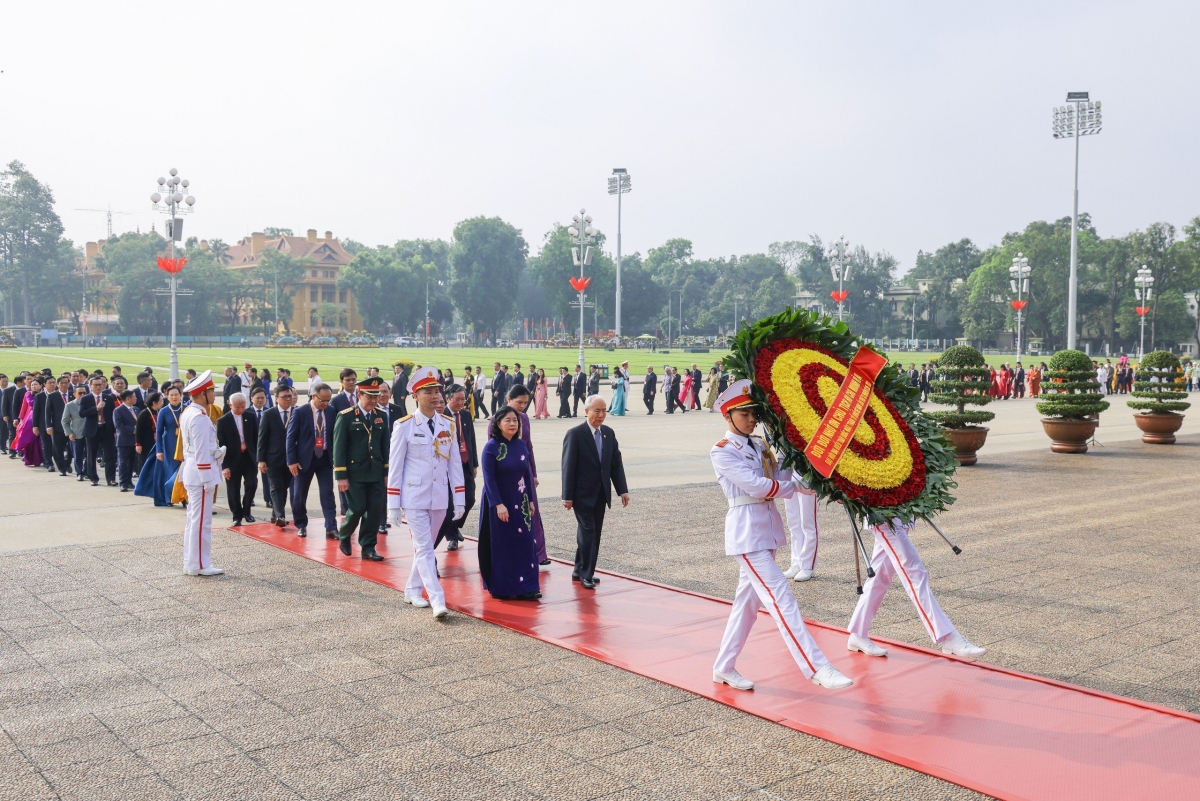 Doan dai bieu du Dai hoi xi cua mttq viet nam vao lang vieng chu tich ho chi minh hinh anh 8