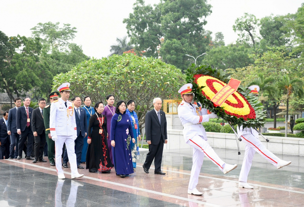 Doan dai bieu du Dai hoi xi cua mttq viet nam vao lang vieng chu tich ho chi minh hinh anh 10