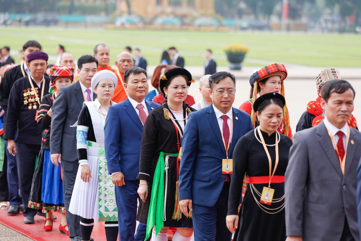 Doan dai bieu du Dai hoi xi cua mttq viet nam vao lang vieng chu tich ho chi minh hinh anh 5