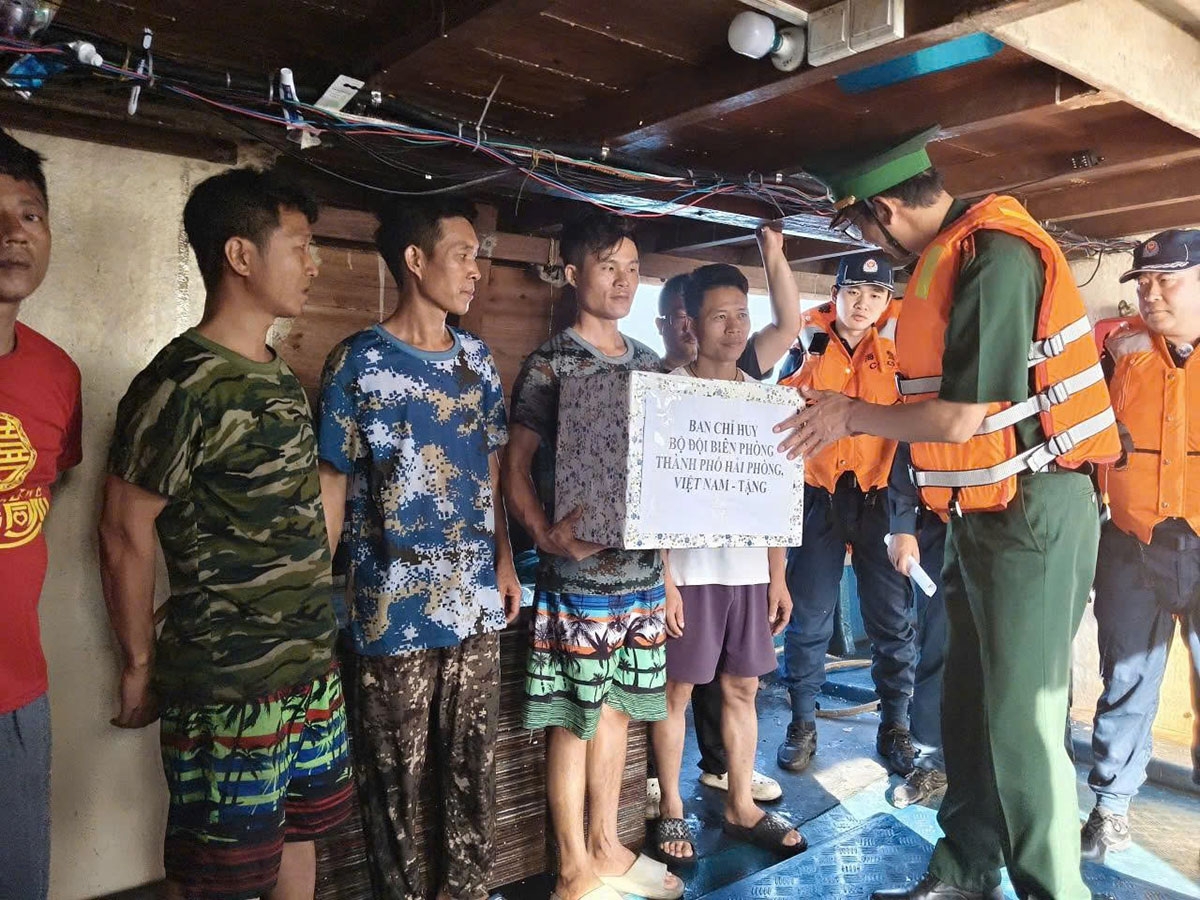 bo doi bien phong hai phong ban giao 10 ngu dan gap nan cho phia trung quoc hinh anh 2