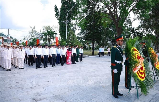 thu tuong dang huong tuong niem cac anh hung liet si tai can tho hinh anh 1