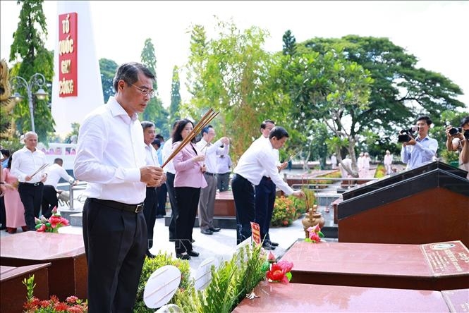 thu tuong dang huong tuong niem cac anh hung liet si tai can tho hinh anh 5