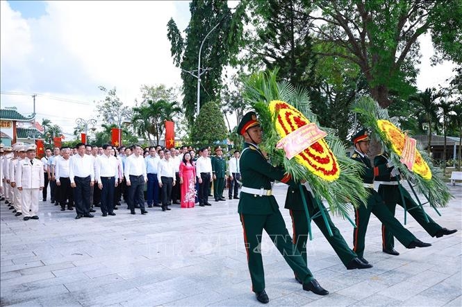 thu tuong dang huong tuong niem cac anh hung liet si tai can tho hinh anh 2