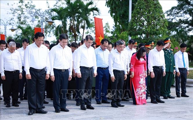 thu tuong dang huong tuong niem cac anh hung liet si tai can tho hinh anh 3
