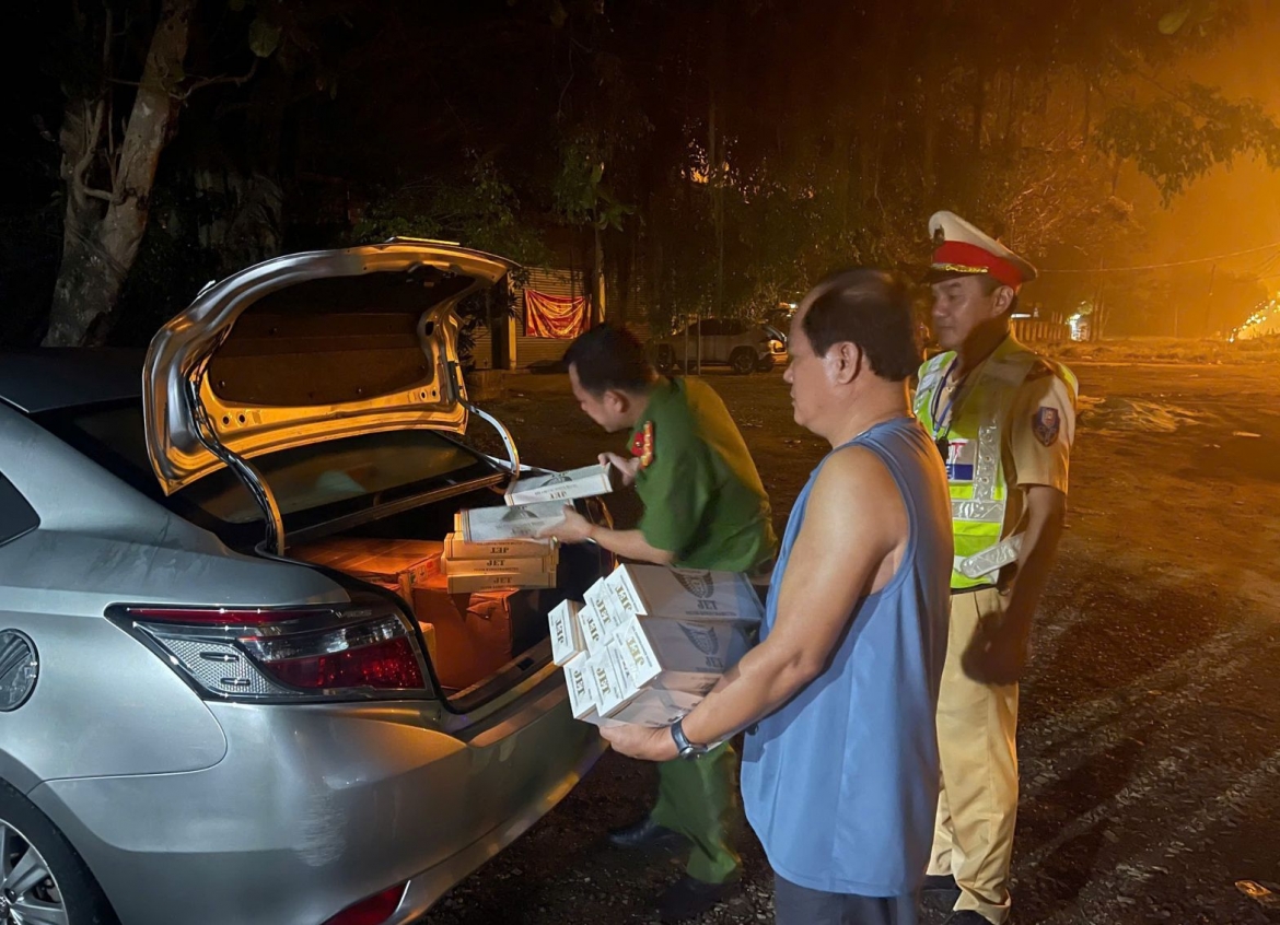 khoi to 2 doi tuong van chuyen 3.000 bao thuoc la nhap lau hinh anh 2