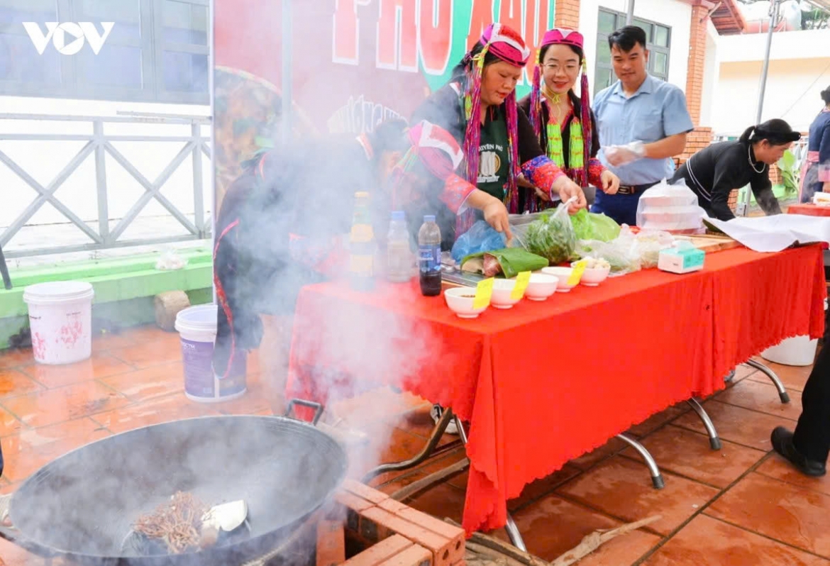 traditional hoi kieng gio features pho stir-frying and dao embroidery contests picture 3
