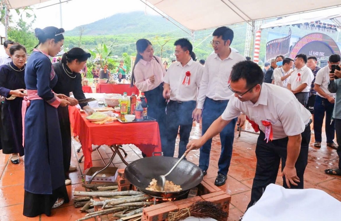 traditional hoi kieng gio features pho stir-frying and dao embroidery contests picture 7