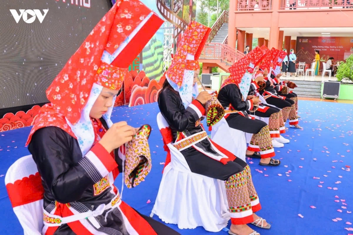 traditional hoi kieng gio features pho stir-frying and dao embroidery contests picture 8