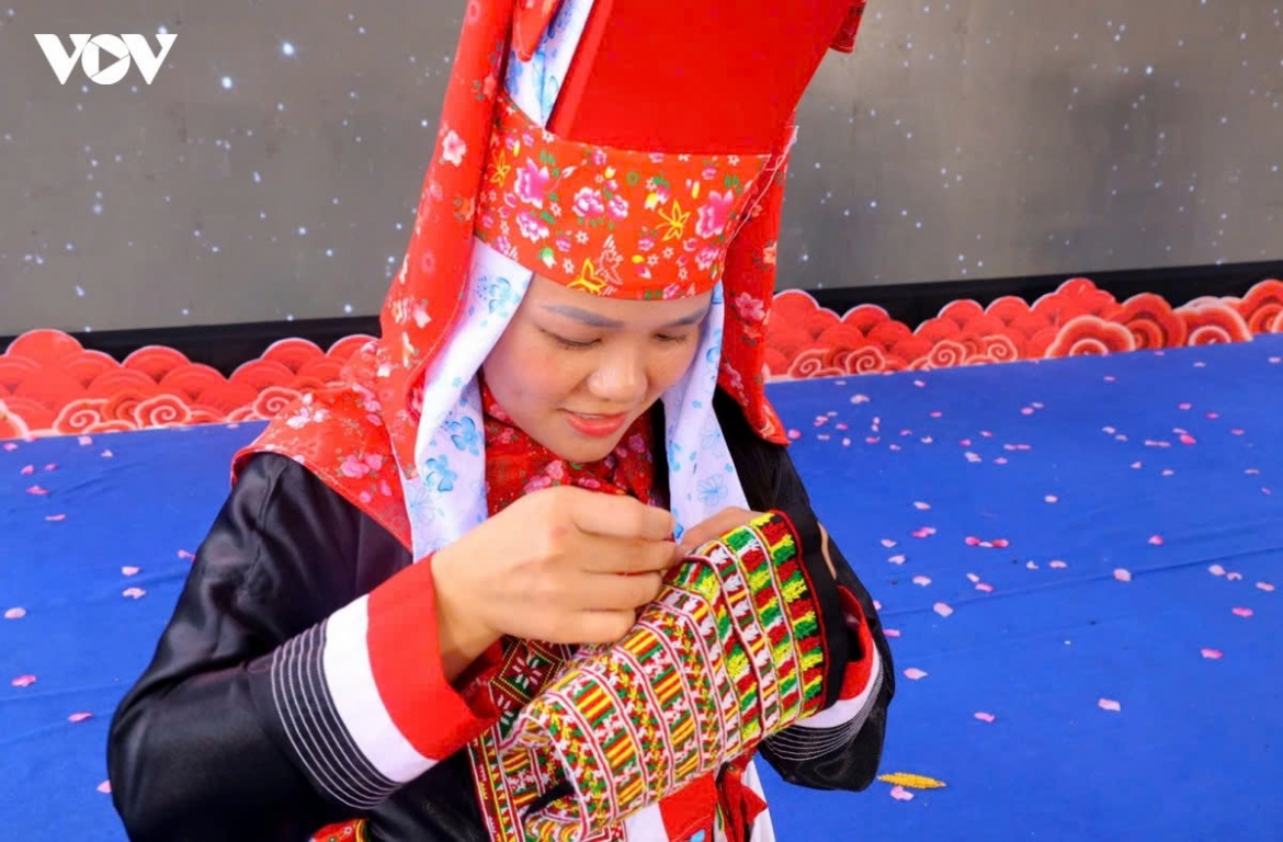traditional hoi kieng gio features pho stir-frying and dao embroidery contests picture 9