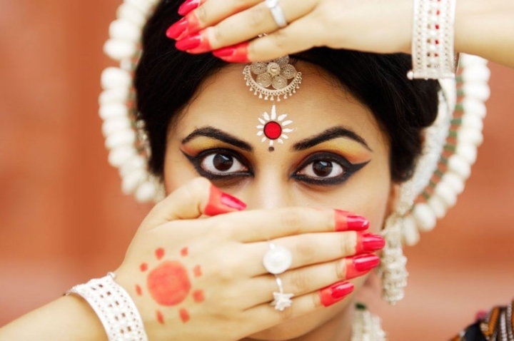 Bí ẩn dấu chấm đỏ Bindi trên trán phụ nữ Ấn Độ