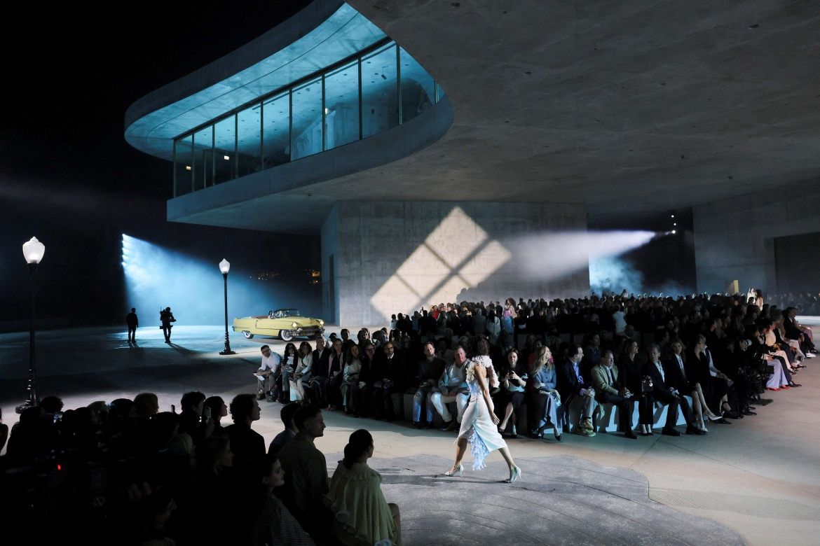 jonathan anderson dinh hinh dior va xu huong thoi trang 2027 sau show tai lacma hinh anh 2