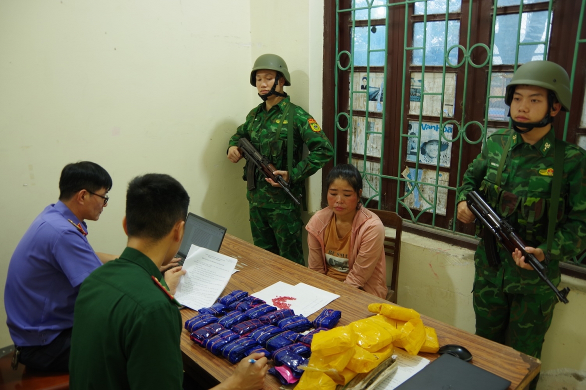 nguoi phu nu bi bat khi dang van chuyen so luong lon ma tuy hinh anh 2