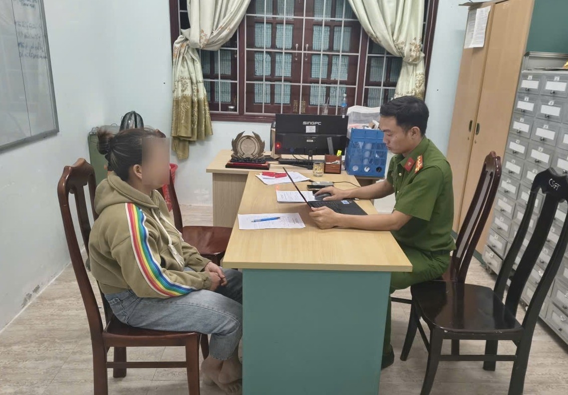 Den nha choi roi trao doi heo dat de trom hang chuc trieu dong hinh anh 1