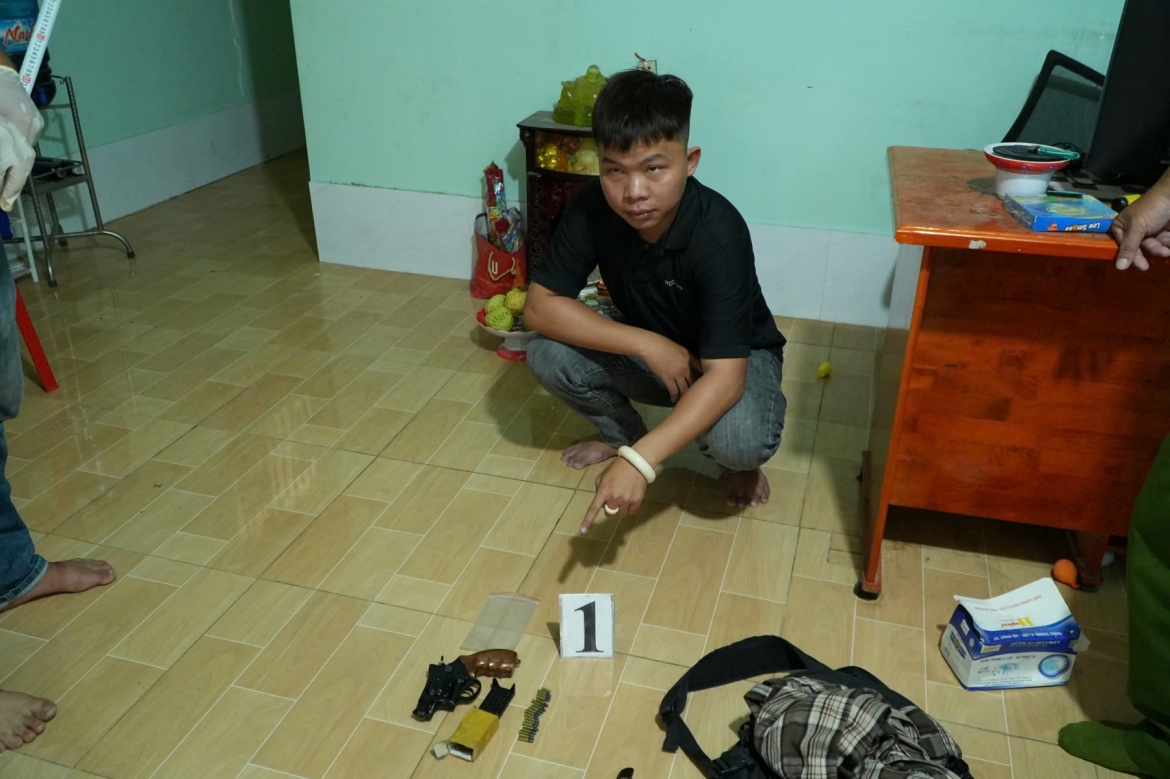 khoi to cac doi tuong mua ban trai phep vu khi quan dung hinh anh 3