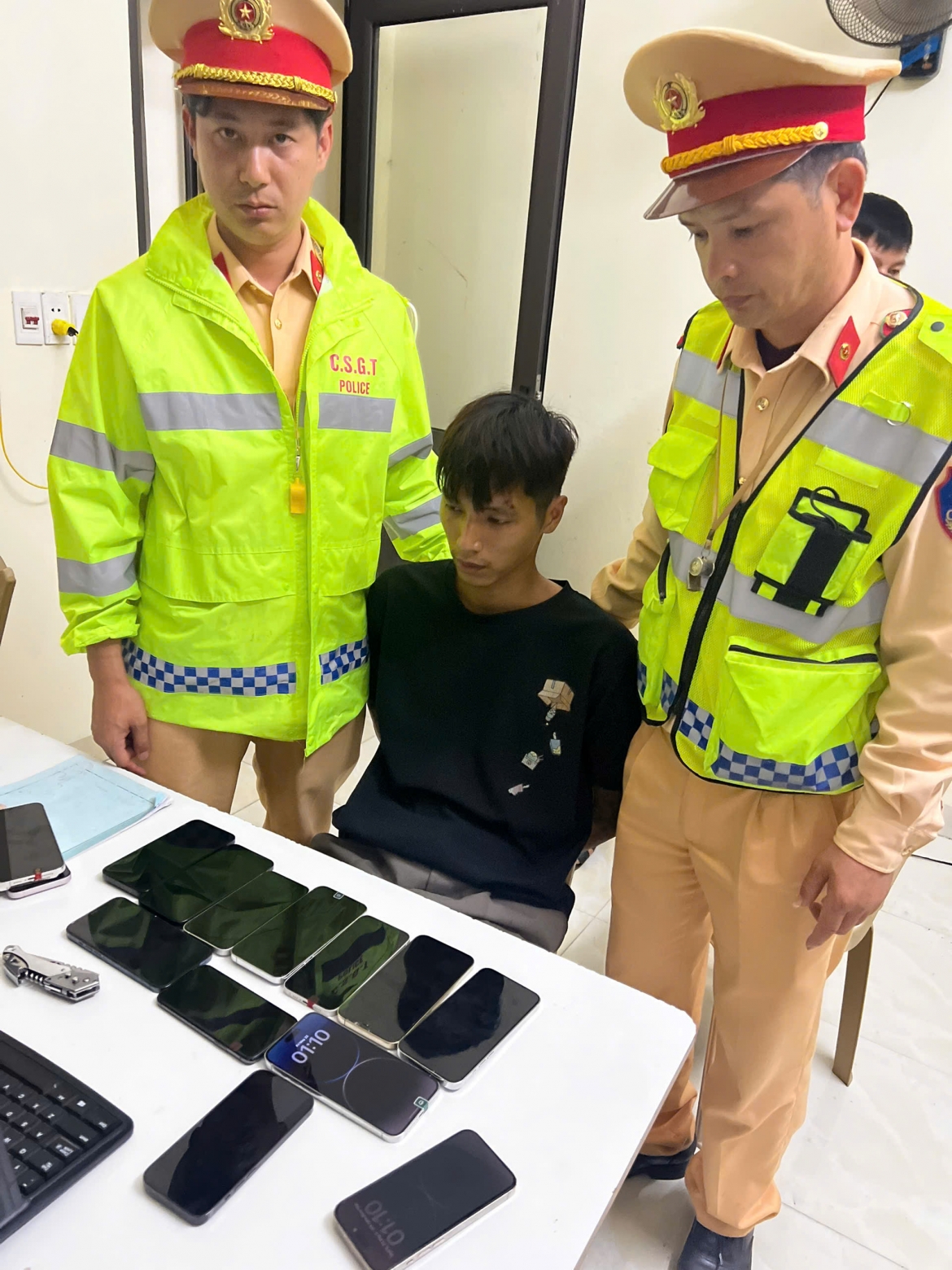 bat giu doi tuong cuop dien thoai khi dang bo tron o son la hinh anh 2