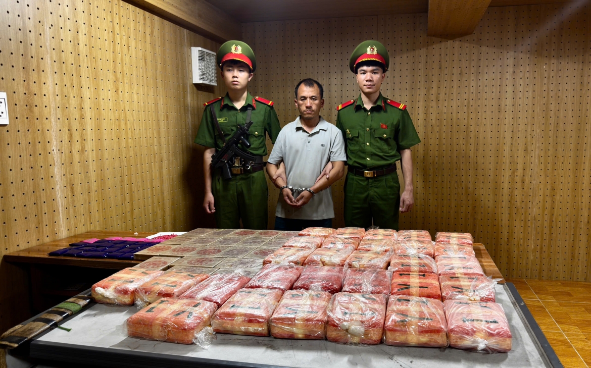 bat doi tuong van chuyen hon 23kg ma tuy tai bien gioi son la hinh anh 2
