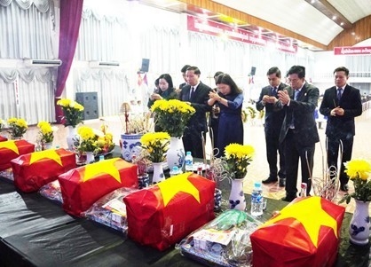 Đưa 8 hài cốt liệt sĩ quân tình nguyện từ Lào về an táng tại Hà Tĩnh
