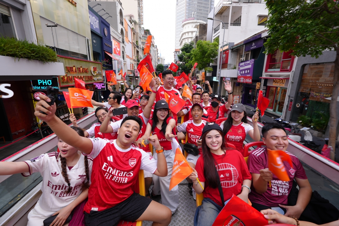 fpt play cung fan arsenal an mung cup vo dich ngoai hang anh hinh anh 7