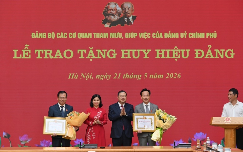pho thu tuong pham gia tuc trao huy hieu Dang cho dang vien Dang bo chinh phu hinh anh 1