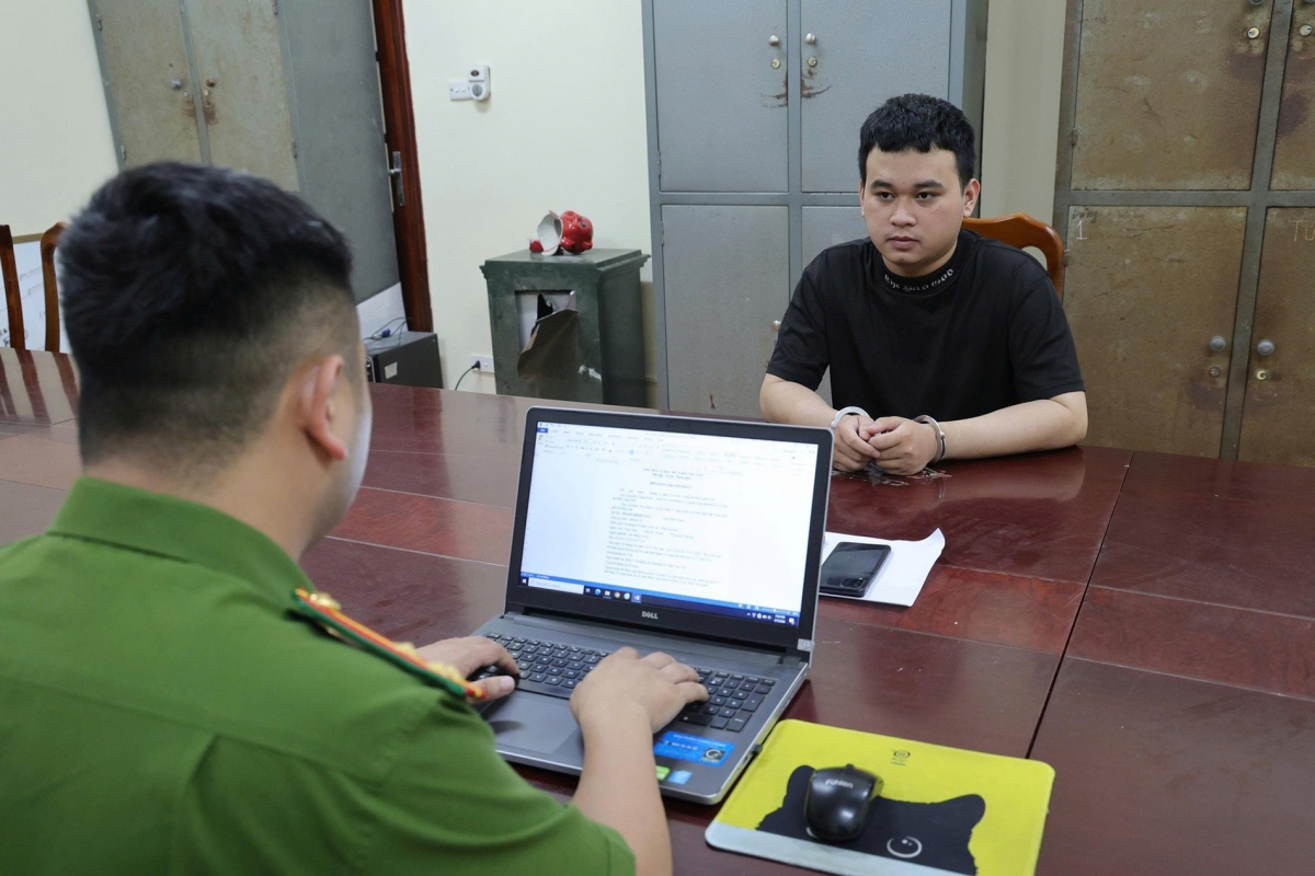 bat giu 2 doi tuong pha cua kinh o to de trom cap tai san hinh anh 2