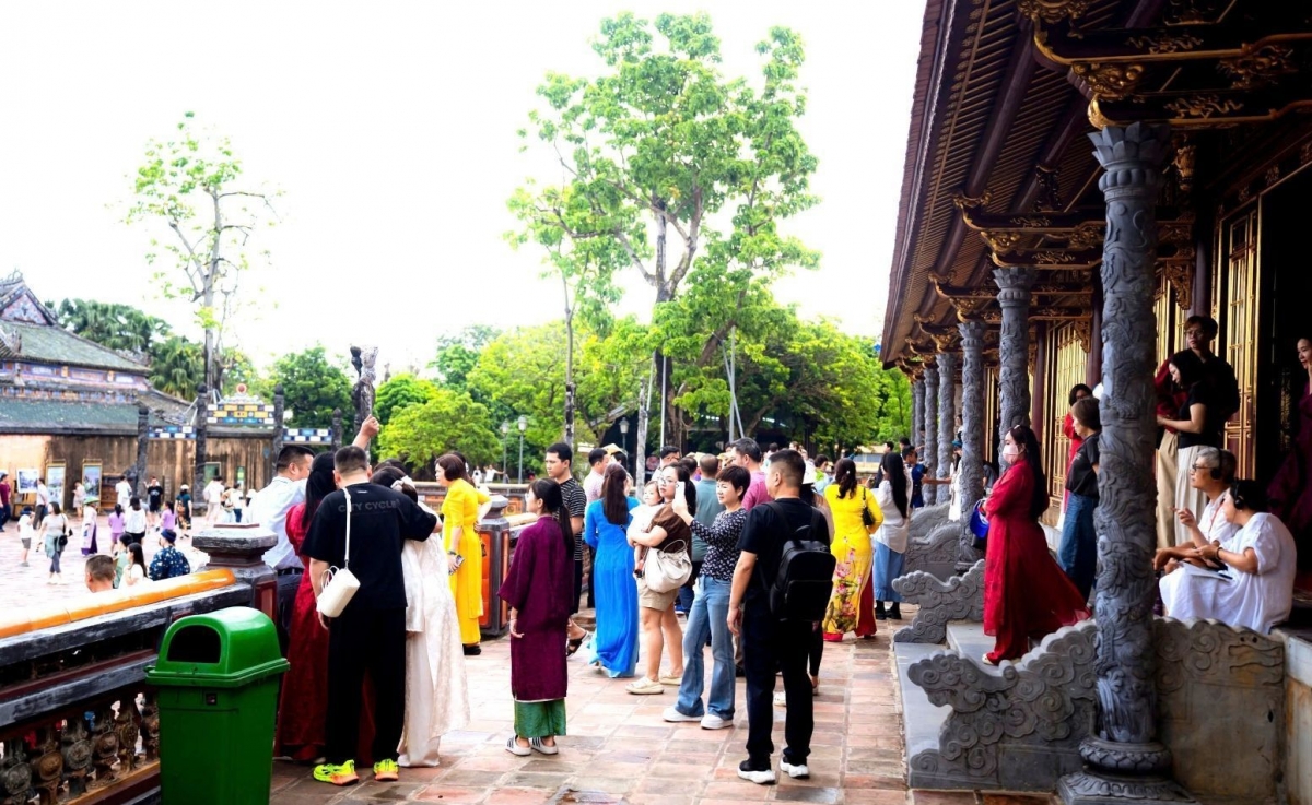 hue don hon 610.000 luot khach trong dip le 30 4-01 5 hinh anh 2