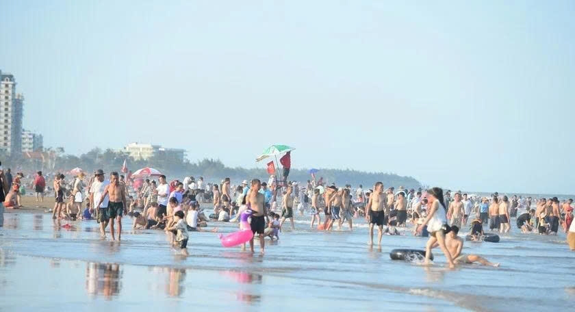 nang nong gay gat, di du lich, du khach can chuan bi gi de tranh kiet suc hinh anh 1