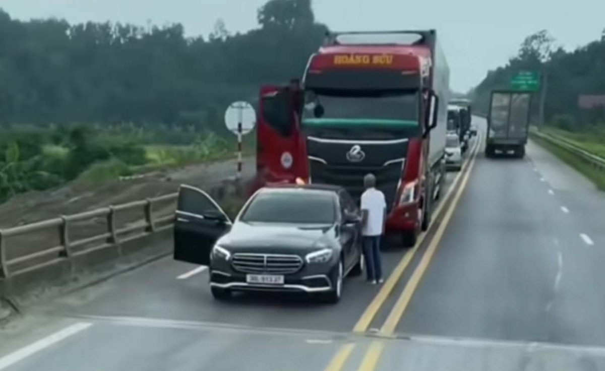 bi nhay den xin vuot, tai xe dung xe giua cao toc de tranh cai, nhan cai ket dang hinh anh 1
