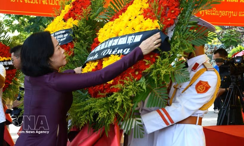 na vice chairwoman attends burial ceremony for fallen soldiers remains in hue picture 1