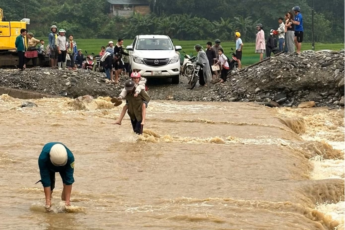 Mưa lớn kéo dài, công an dùng xe chuyên dụng chở học sinh vượt suối đến trường