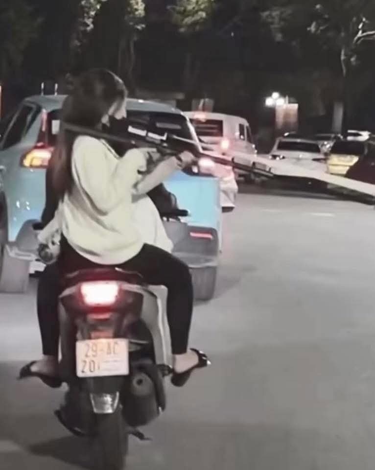 xac minh 2 nu quai xe dung na cao su ban nguoi di duong hinh anh 1