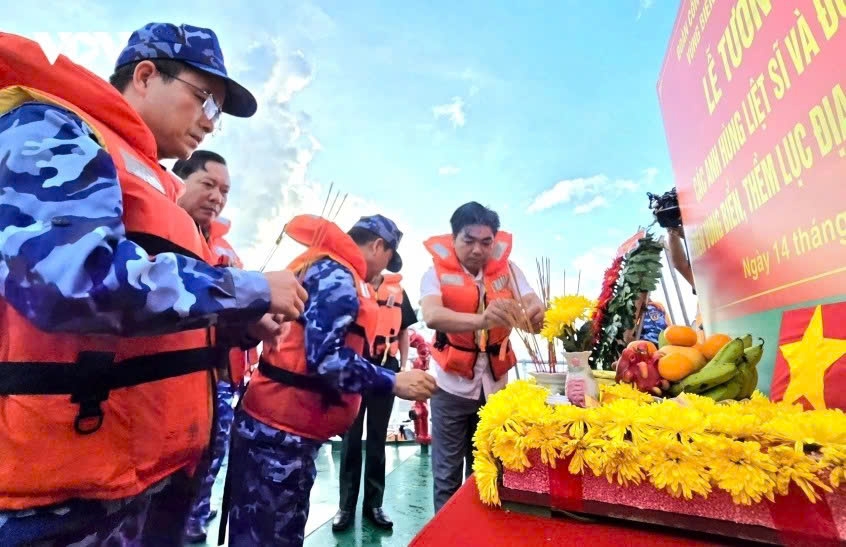 offering incense in tribute to fallen heroes in vietnam s southwestern waters picture 6
