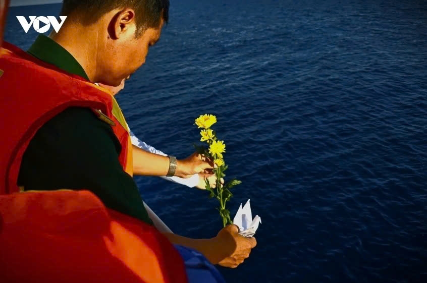 offering incense in tribute to fallen heroes in vietnam s southwestern waters picture 9
