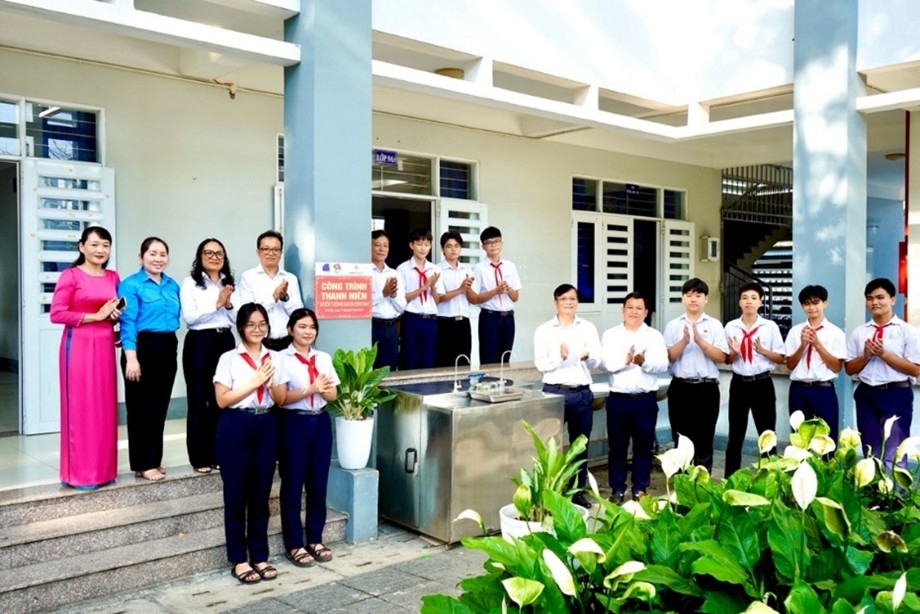 cong ty eps ban giao cong trinh thanh nien nuoc sach cho em hinh anh 1