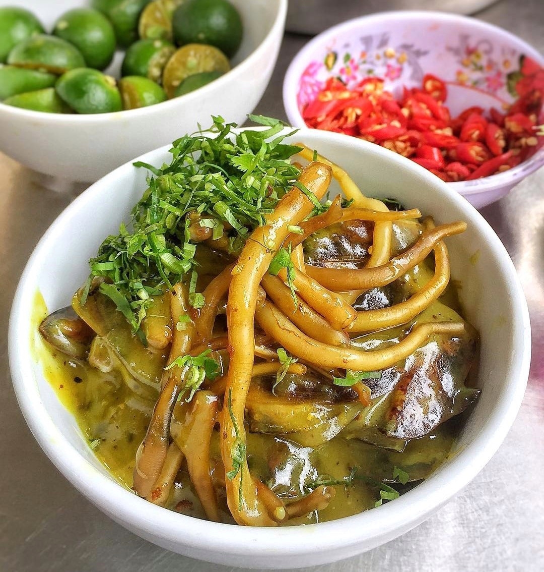 Đặc sản vùi mình trong cát trông “đáng sợ” nhưng rất hút thực khách