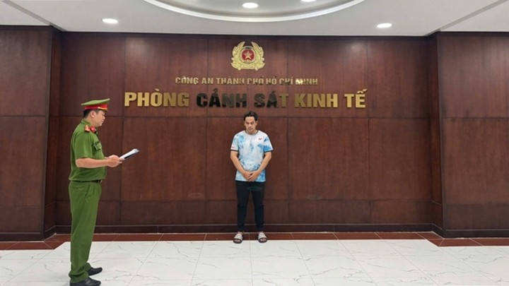 khoi to chu ho ban giay dep gia nhan hieu noi tieng, thu loi hon 1 ty dong hinh anh 1