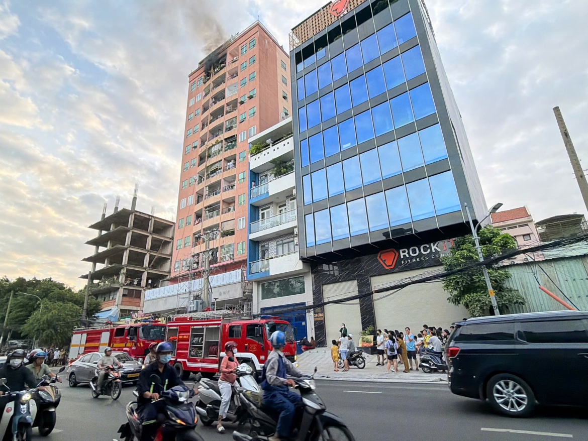 chay chung cu gan nga tu hang xanh, hang tram cu dan thao chay hinh anh 1