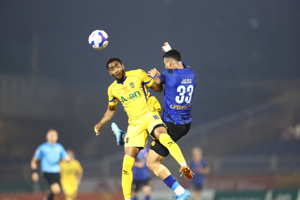 sau vong 21 v-league 2025 2026 cahn cham tay vao cup vo dich hinh anh 2