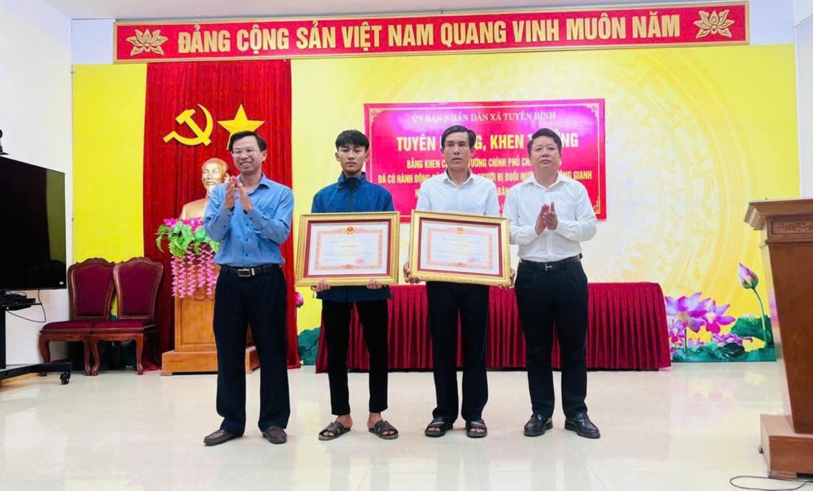 thu tuong chinh phu tang bang khen hai cha con cuu nguoi tren song gianh hinh anh 1
