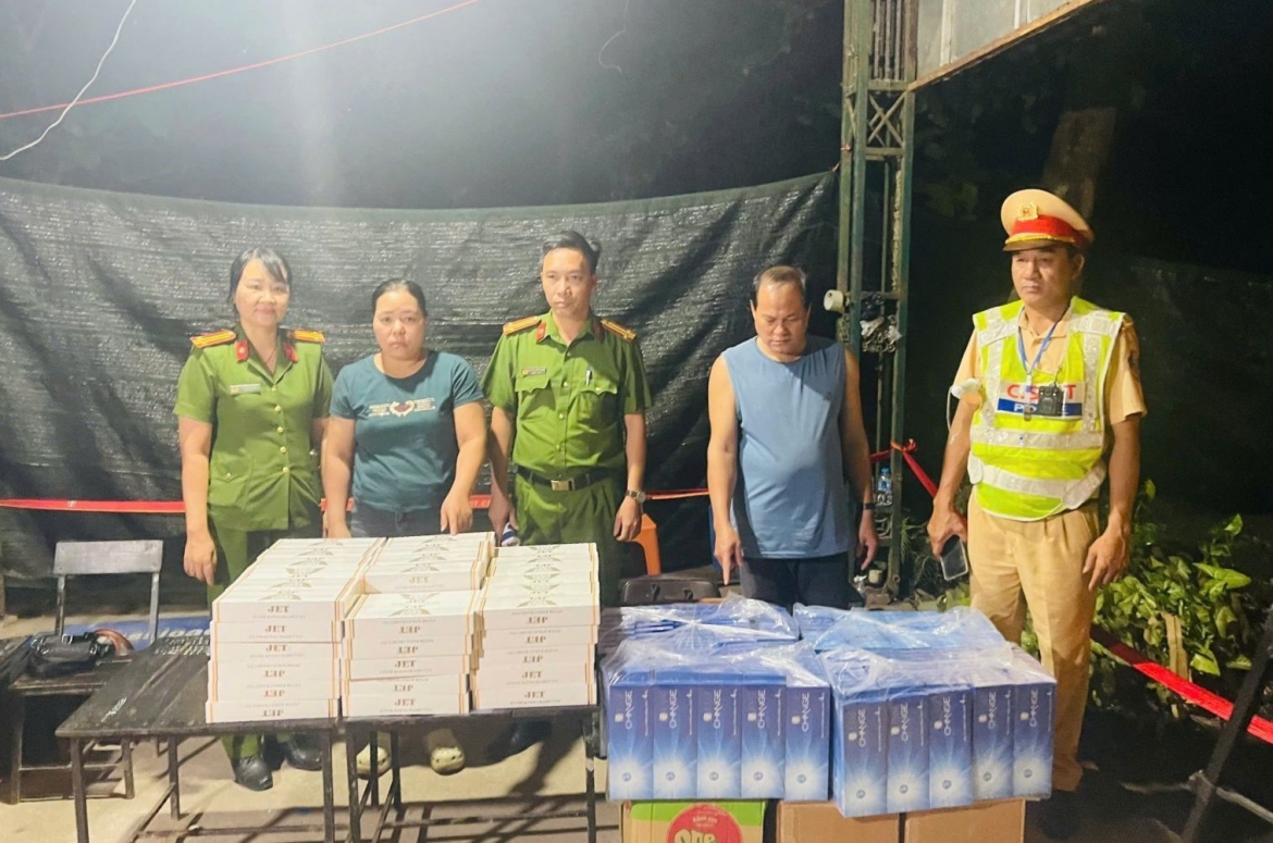 khoi to 2 doi tuong van chuyen 3.000 bao thuoc la nhap lau hinh anh 1
