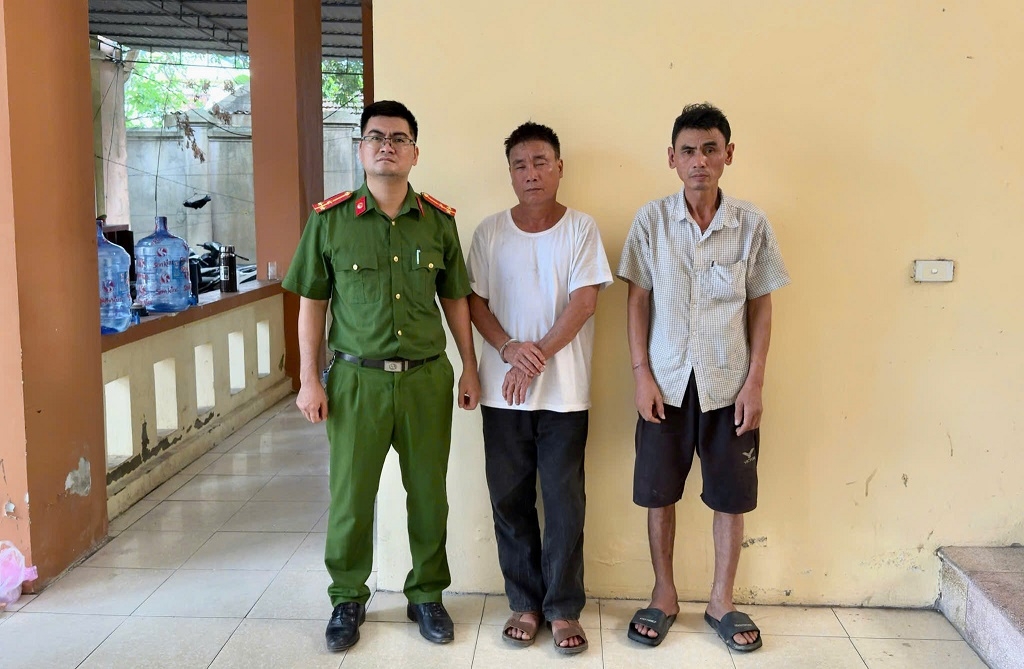 kham cho o cua ke ban ma tuy, cong an phat hien sung va vo dan hinh anh 1