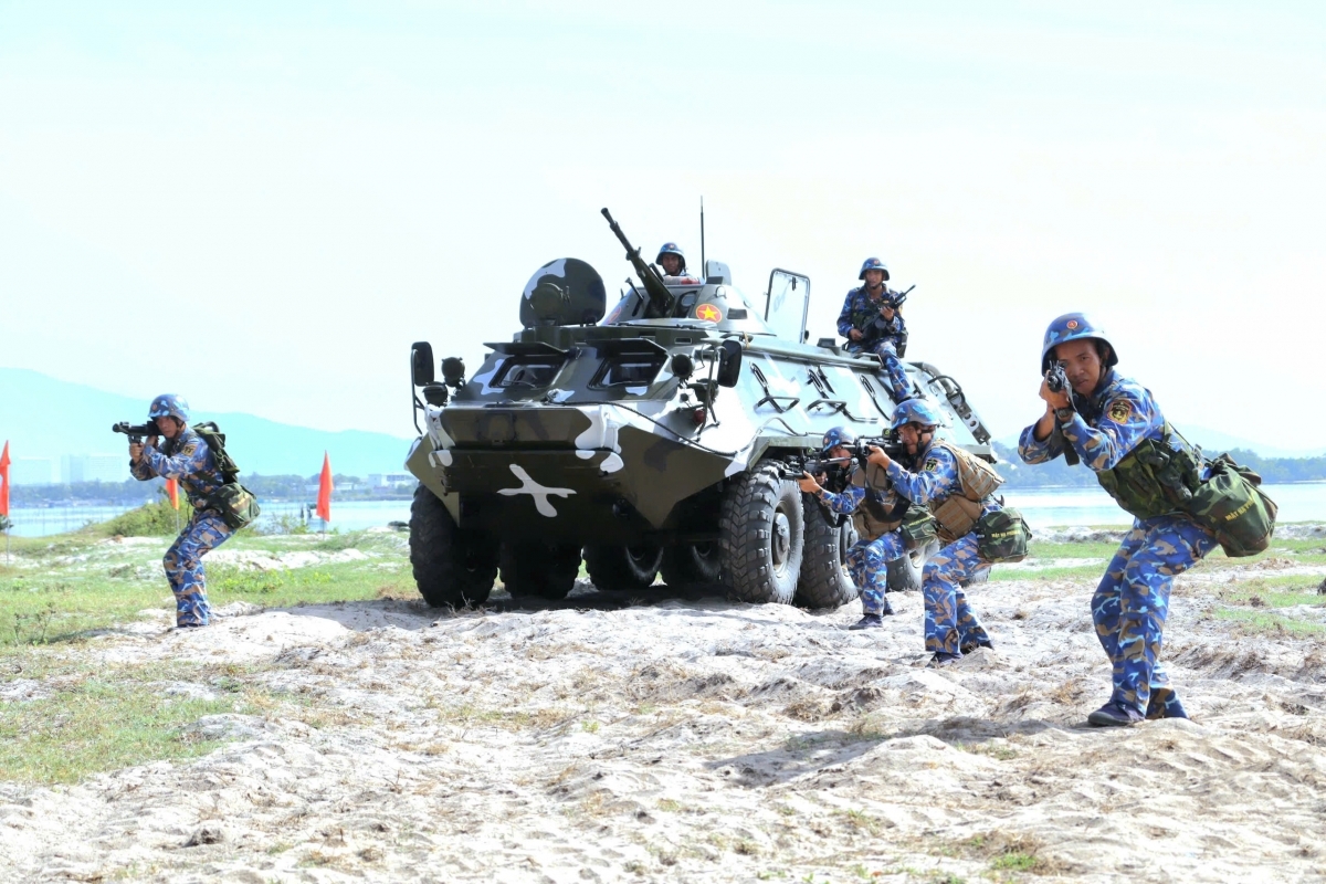 hai quan viet nam viet tiep ban hung ca giu bien hinh anh 6
