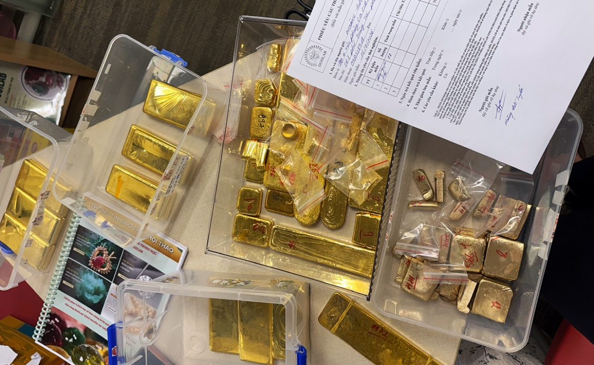 chinese nationals arrested for smuggling gold into vietnam picture 2