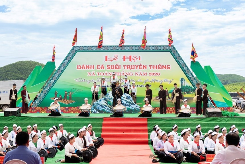 hang nghin nguoi tray hoi danh ca suoi doc dao o phu tho hinh anh 1