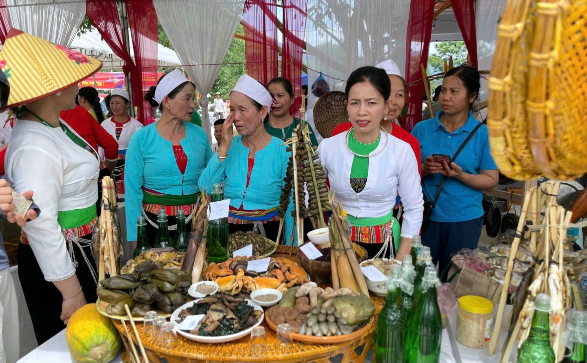 hang nghin nguoi tray hoi danh ca suoi doc dao o phu tho hinh anh 15