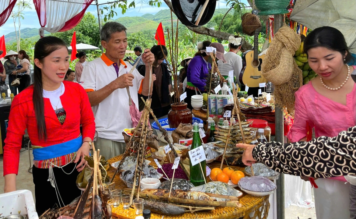hang nghin nguoi tray hoi danh ca suoi doc dao o phu tho hinh anh 12