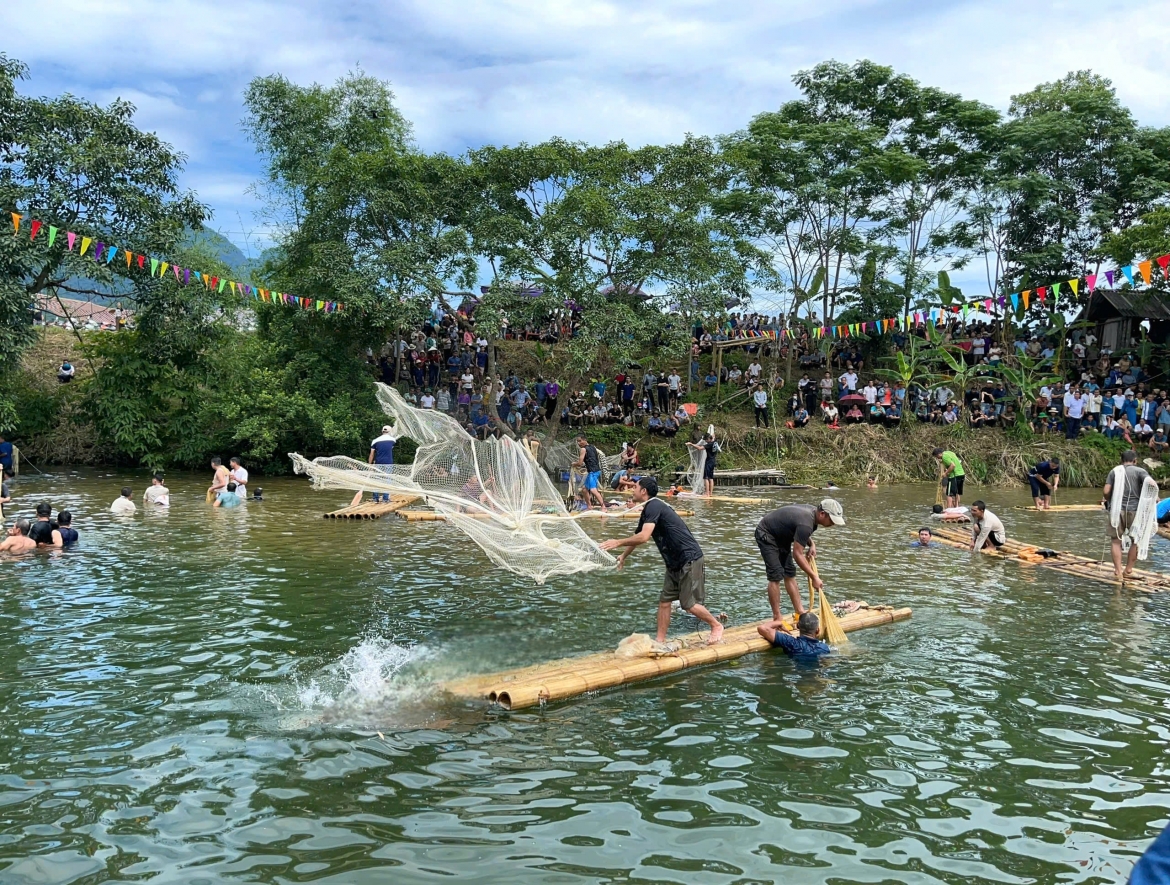 hang nghin nguoi tray hoi danh ca suoi doc dao o phu tho hinh anh 6