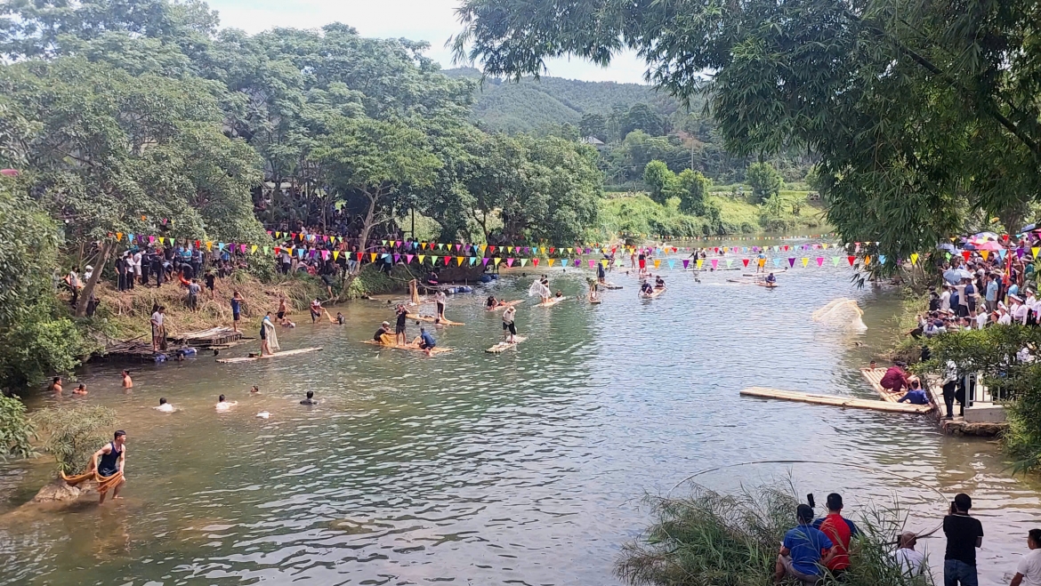 hang nghin nguoi tray hoi danh ca suoi doc dao o phu tho hinh anh 7