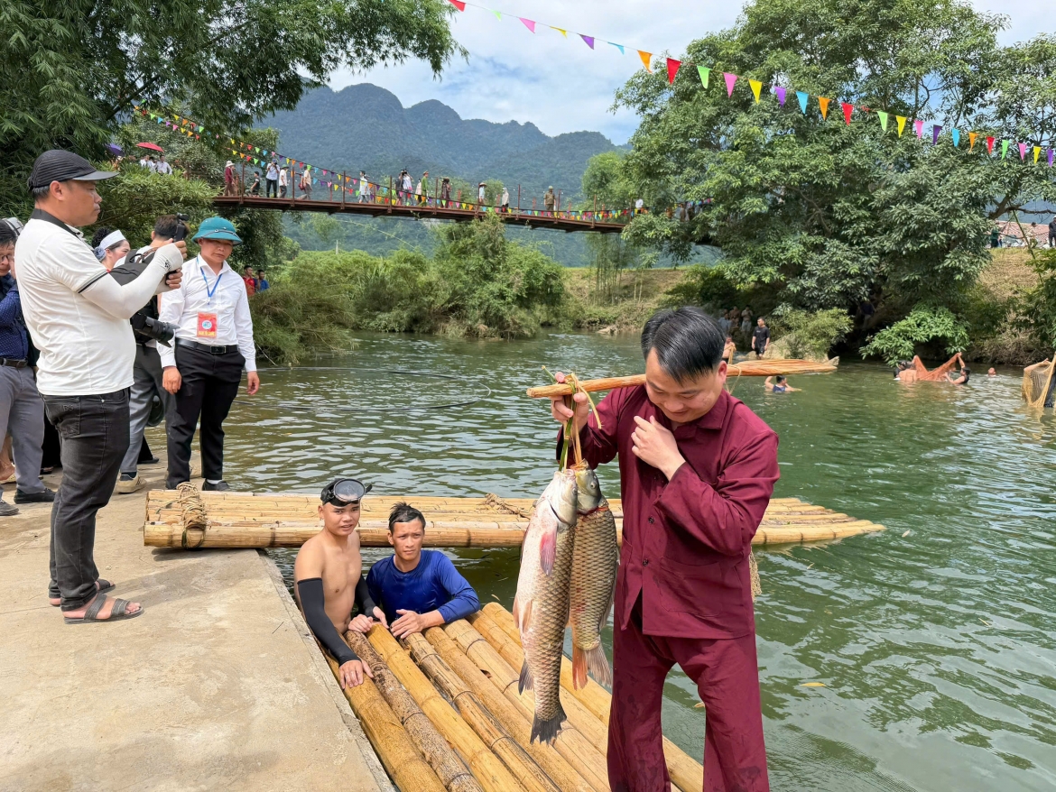hang nghin nguoi tray hoi danh ca suoi doc dao o phu tho hinh anh 11