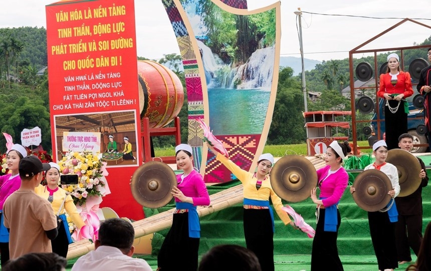 hang nghin nguoi tray hoi danh ca suoi doc dao o phu tho hinh anh 2